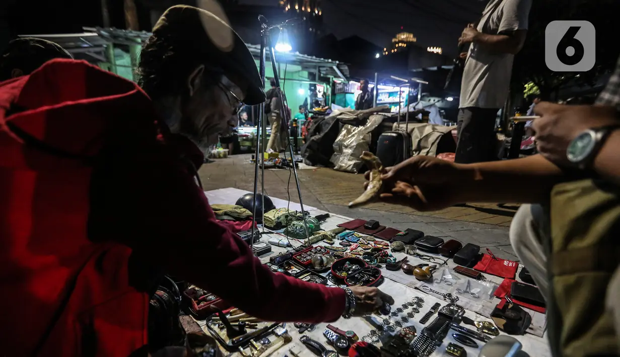 Pedagang melayani pembeli di Pasar Loak Kebayoran Lama, Jakarta, Rabu (3/11/2021). Pasar Loak Kebayoran Lama tetep eksis di tengah maraknya situs jual beli online. Barang dagangan yang dijual mulai dari pakaian, tas, aksesori hingga elektronik. (Liputan6.com/Johan Tallo)