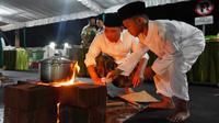 Bupati Lumajang Thoriqul Haq mengikuti lomba memasak nasi liwet dalam rangka puncak Peringatan Hari Santri Nasional (Istimewa)