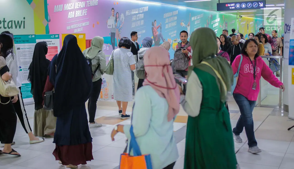 Aktivitas penumpang di Stasiun MRT Dukuh Atas, Jakarta, Senin (29/7/2019). Hingga Juli 2019,  penumpang per hari Ratangga (nama baru kereta MRT) mencapai angka rata-rata tertinggi sebanyak 94.824 penumpang atau naik sebesar 15,9 persen dibanding Juni. (Liputan6.com/Faizal Fanani)