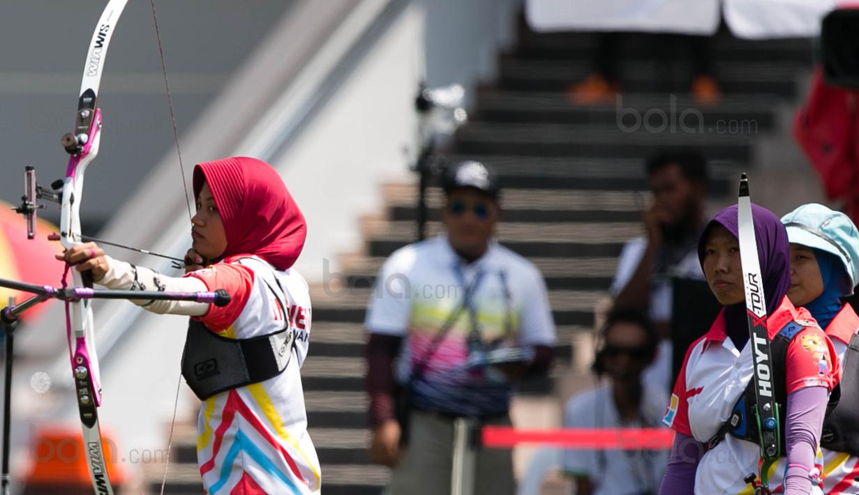 Aksi pepanah Putri Indonesia, Diananda Choirunisa pada nomor beregu recurve di MSN Archery Centre, Kuala Lumpur, Malaysia, Selasa (21/8). Indonesia kalah dari Malaysia dengan skor 1-5. (Bola.com/Liputan6/Faizal Fanani)