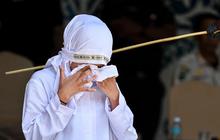 FOTO: Pelaksanaan Hukuman Cambuk di Banda Aceh Diwarnai Terpidana Pingsan