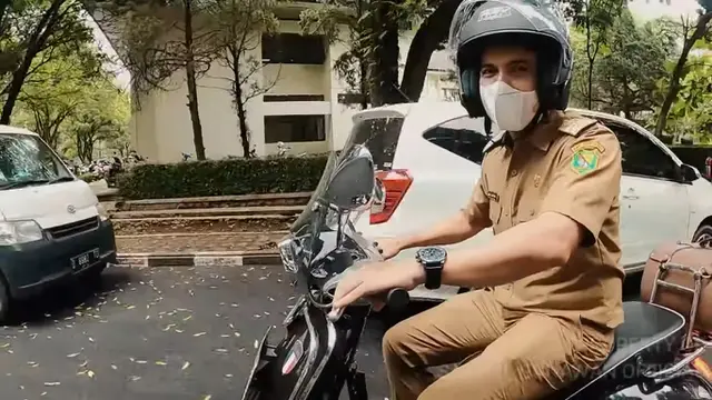 Potret Sahrul Gunawan Naik Vespa
