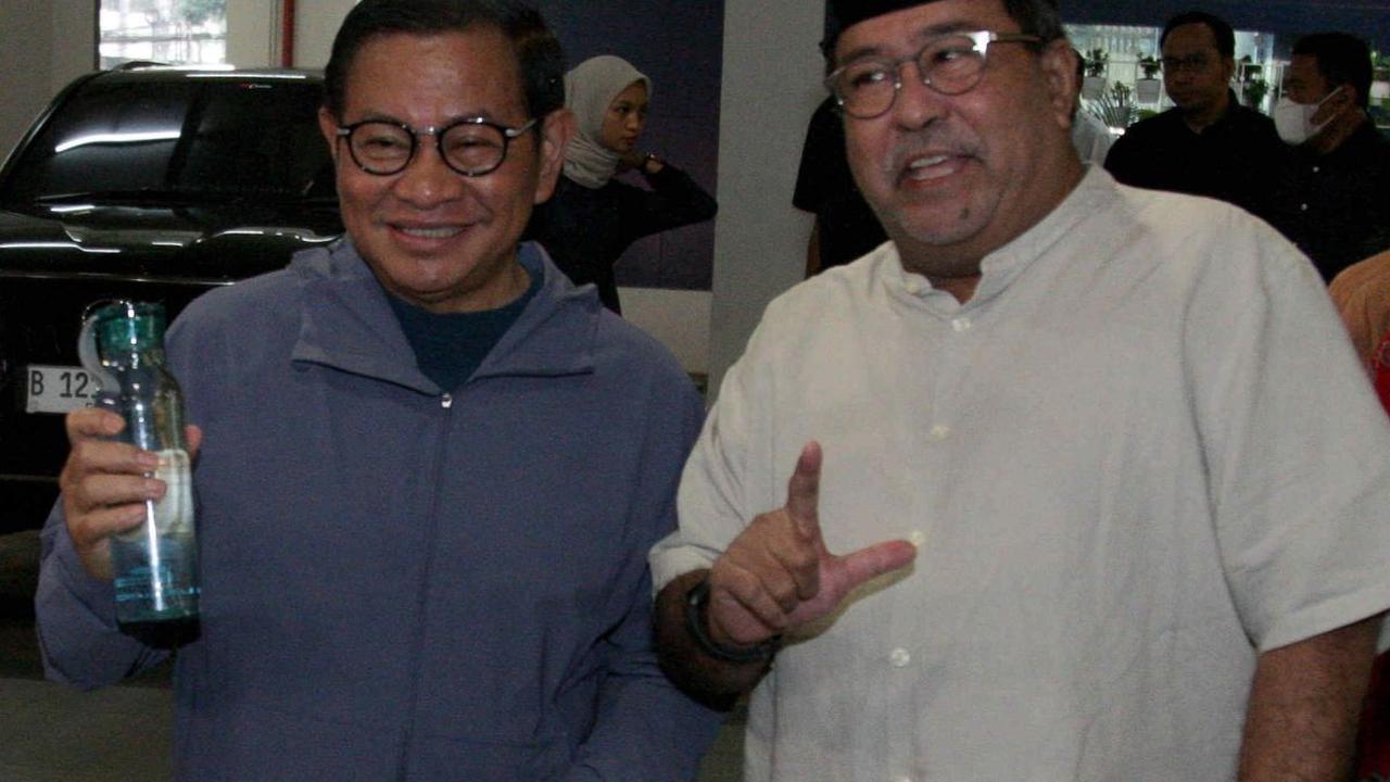 Pasangan bakal calon gubernur-bakal calon wakil gubernur yang diusung PDIP, Pramono Anung dan Rano Karno saat tiba di RSUD Tarakan, Jakarta, Jumat (30/8/2024). Pramono-Rano Karno menjadi paslon pertama yang dijadwalkan menjalani tes kesehatan sebagai taha