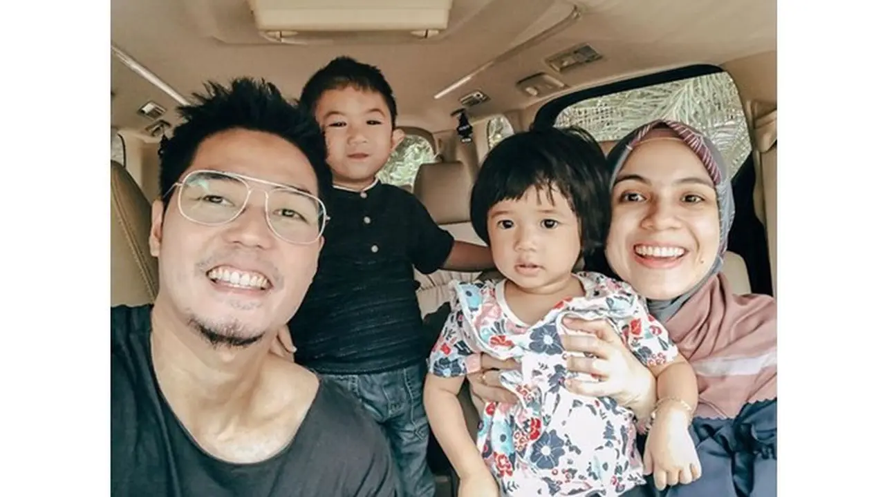 Nycta Gina dan Rizky Kinos yang menikah pada 2015 lalu sudah dikarunia dua buah hati yang menggemaskan.
