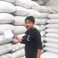 Eksportir Kopi Garut Hamzah Fauzi Nur Amin tengah menunjukan ratusan karung kopi siap eksport yang masih terparkir di Gudangnya, akibat tingginya biaya logistik pengapalan saat ini. (Liputan6.com/Jayadi Supriadin)