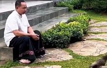 Gaya Santai Panglima TNI di Rumah Disorot, Sarungan Sambil Lihat Hewan Peliharaan