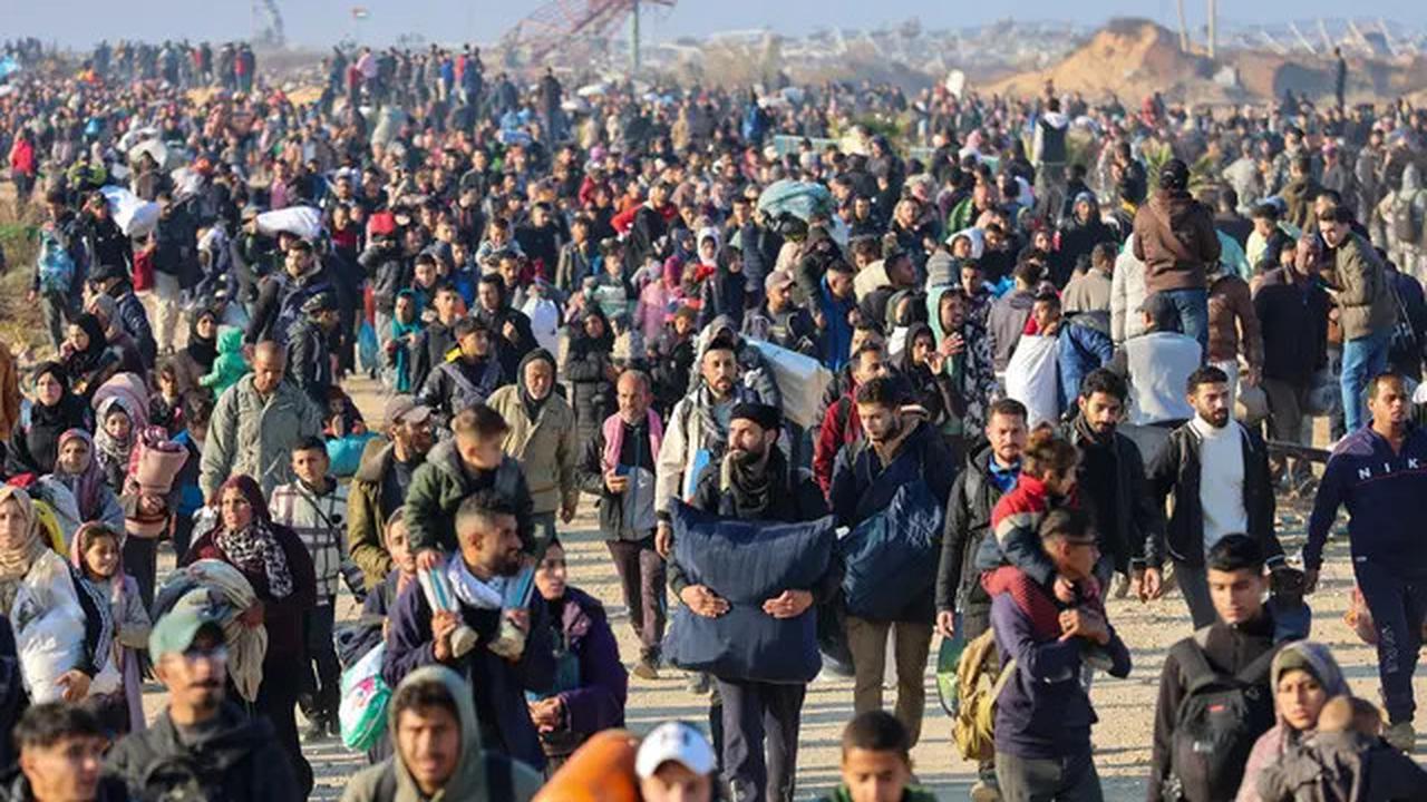 Potret Ribuan Warga Palestina Susuri Koridor Netzarim Untuk Kembali ke Gaza Utara