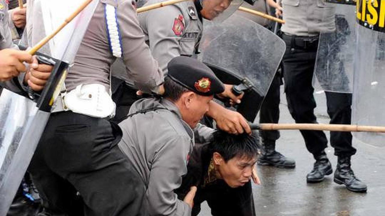 Bentrok demonstran vs polisi di DPR
