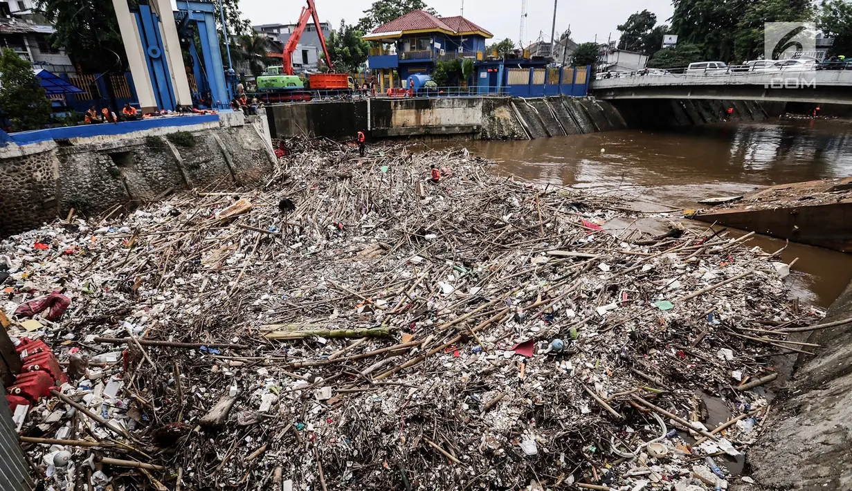 Sampah kiriman di Sungai Ciliwung menumpuk di Pintu Air Manggarai, Jakarta, Senin (12/11). Hujan deras yang mengguyur pada Minggu malam membuat sampah yang terbawa arus Kali Ciliwung menutupi Pintu Air Manggarai. (Liputan6.com/Fery Pradolo)