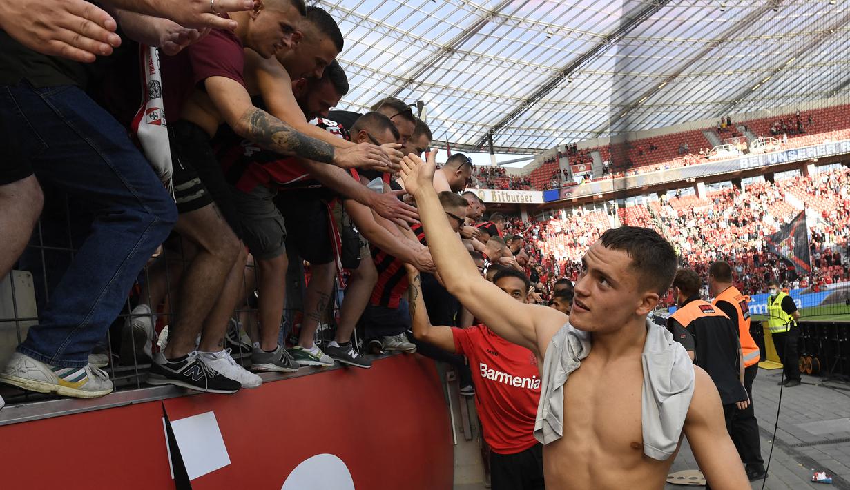 Florian Wirtz. Gelandang serang Leverkusen berusia 18 tahun ini mencetak gol tunggal kemenangan 1-0 atas Mainz. Gol tersebut adalah gol ke-10 nya bersama Leverkusen sejak 2019/2020 dan mematahkan rekor Lukas Podolski sebagai pemain termuda dengan koleksi 10 gol di Bundesliga. (AFP/Roberto Pfeil)