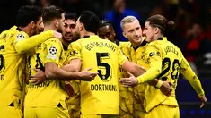 Penyerang Dortmund #11 Marco Reus (kedua kanan) merayakan bersama rekan satu timnya setelah mencetak gol penalti ke gawang AC Milan pada matchday kelima Grup F Liga Champions di San Siro, Rabu (29/11/2023) dini hari WIB. (Marco BERTORELLO / AFP)