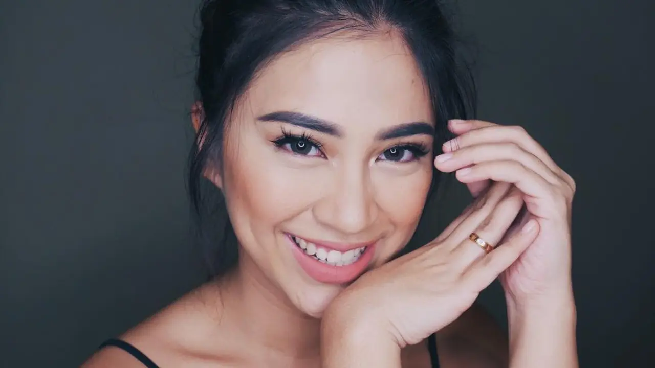 Tips Selfie Sempurna dari Si Cantik Tyna Mirdad