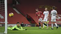 Bruno Fernandes mencetak gol ketiga pada pertandingan sepak bola Liga Inggris antara Manchester United dan Leeds United di stadion Old Trafford di Manchester, Inggris, Minggu 20 Desember 2020. (Michael Regan / Pool via AP)