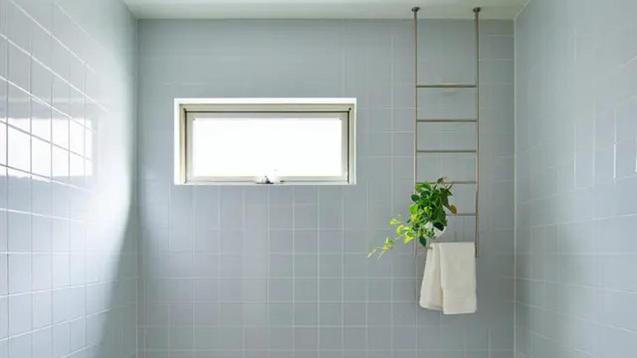 7 Desain Kamar Mandi Modern Kloset Jongkok dengan Ventilasi Alami