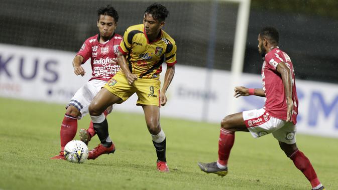 Penyerang Mitra Kukar, Rafli Mursalim, saat melawan Bali United pada laga Piala Presiden 2019 di Stadion Patriot, Jawa Barat, Minggu (3/3). Bali United menang 3-0 atas Mitra Kukar. (Bola.com/M Iqbal Ichsan)