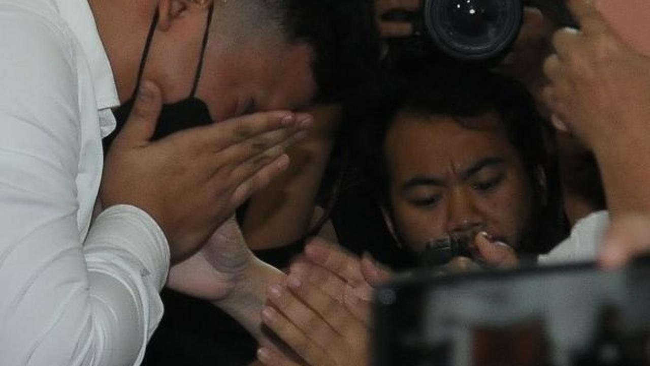 Tangis Shane pun pecah di pelukan keluarganya.&nbsp;&nbsp;<br>
