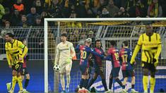 Para pemain Barcelona merayakan gol pembuka yang dicetak oleh Raphinha saat laga melawan Borussia Dortmund pada pertandingan keenam Liga Champions 2024/2025 di stadion Signal Iduna Park, Jerman pada Rabu 11 Desember 2024 waktu setempat atau Kamis 12 Desember 2024 dini hari Waktu Indonesia Barat. (INA FASSBENDER/AFP)