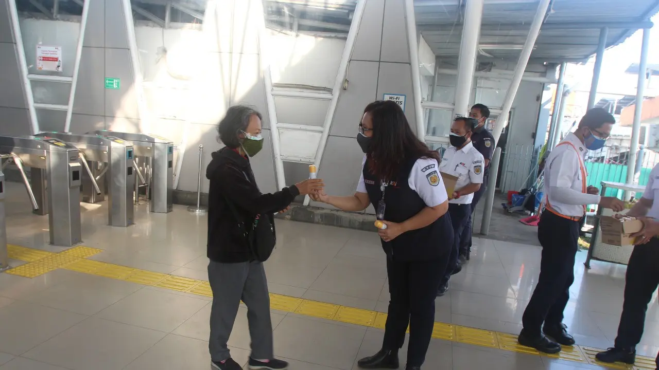 Pembagian Hand Sanitizer Spray BigRoot Care Sang Pisang aroma pisang secara gratis kepada penumpang kereta KRL