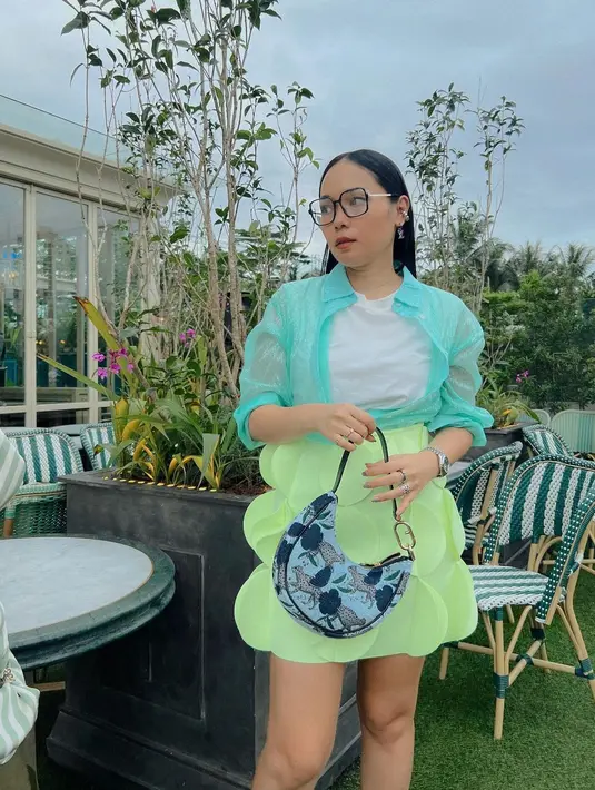 Tampilan segar shade hijau dari Ayla dengan kemeja dan rok struktural yang stunning [@ayladimitri]