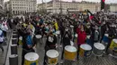 Sebuah drum band batucada tampil selama unjuk rasa tahunan May Day atau Hari Buruh Internasional  di Pelabuhan Vieux di Marseille, Prancis, pada Sabtu (1/5/2021). Dalam rangka memperingati hari buruh tersebut, biasanya para buruh turun ke jalan menyuarakan aspirasinya. (Christophe SIMON / AFP)