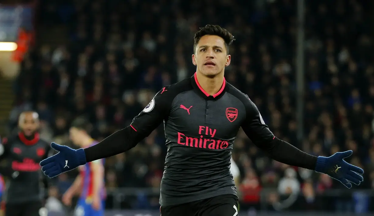 Striker Arsenal, Alexis Sanchez, melakukan selebrasi usai mencetak gol ke gawang Crystal Palace pada laga Premier League di Stadion Selhurst Park, Jumat (29/12/2017). Arsenal menang 3-2 atas Crystal Palace. (AP/Alastair Grant)