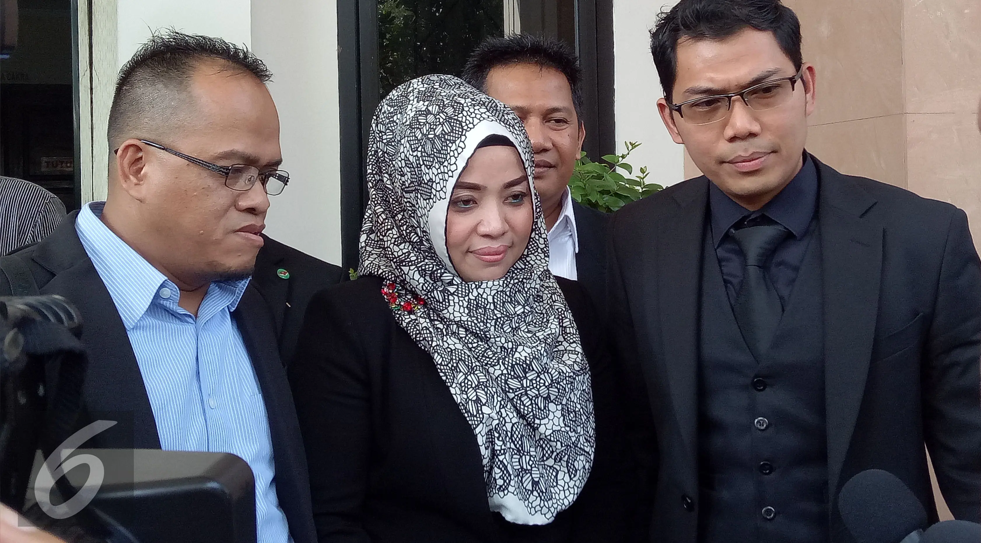 Didampingi pengacaranya, Muzdalifah memberi keterangan pers usai menjalani sidang cerai perdana terhadap Khairil Anwar. (Surya Hadiansyah/Liputan6.com)