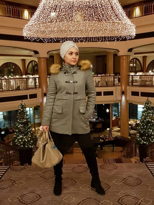 Nggak monoton, Viona kerap bergonta-ganti gayanya saat liburan. Untuk kali ini, ia memakai celana hitam dengan parka. Tak ketinggalan turban yang menjadi ciri khas dirinya. (Instagram/viona_rosalina)