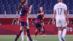 Tim Amerika Serikat tampil dominan di babak pertama. Terbukti, ketika permainan memasuki menit kesembilan, mereka berhasil membuka keunggulan lewat Rose Lavalle (tengah-kanan). Mereka juga berhasil gandakan keunggulan lewat Lindsey Michelle Horan di penghujung babak pertama. (Foto: AFP/Ayaka Naito)