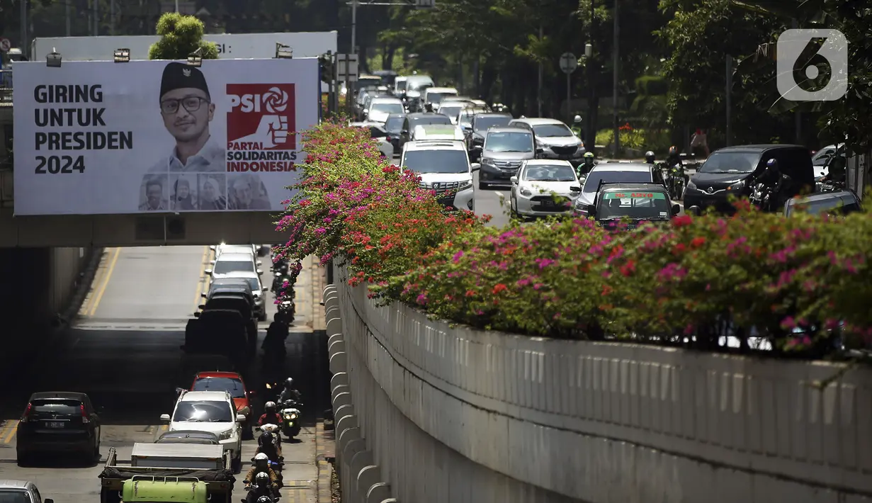 Baliho Plt Ketua Umum Partai Solidaritas Indonesia Giring Ganesha bertuliskan "Giring Untuk Presiden 2024" terpampang di Jalan Arteri Pondok Indah, Jakarta, Kamis (27/8/2020). Giring menyatakan siap bertarung dalam pemilihan presiden (pilpres) 2024. (Liputan6.com/Johan Tallo)