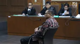 Tersangka dugaan korupsi pengadaan dan pelaksanaan pembangunan kampus IPDN Provinsi Sumatera Barat di Kabupaten Agam TA 2011, Dudy Jocom saat menjalani sidang pembacaan dakwaan di Pengadilan Tipikor, Jakarta, Rabu (11/7). (Liputan6.com/Helmi Fithriansyah)