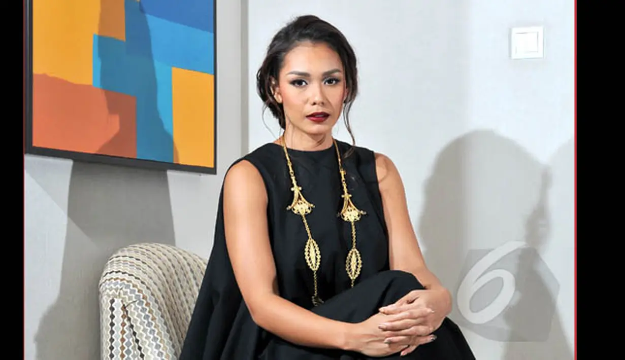 Aktris Adinia Wirasti di sela-sela gala premiere film "Kapan Kawin?" di XXI Epicentrum Walk, Jakarta, Kamis (5/2/2015). (Liputan6.com/Panji Diksana)
