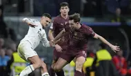 Dani Ceballos berebut bola dengan Nico Gonzalez dalam laga Real Madrid vs Manchester City di Liga Champions 2024/2025, Kamis (20/2/2025) dini hari WIB. (c) AP Photo/Bernat Armangue
