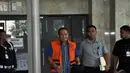 Mantan Hakim ad hoc di Pengadilan Tipikor Bandung Ramlan Comel keluar dari gedung KPK dengan menggunakan rompi kuning dan dikawal oleh petugas, jakarta, selasa (23/9). (Liputan6.com/Miftahul Hayat) 