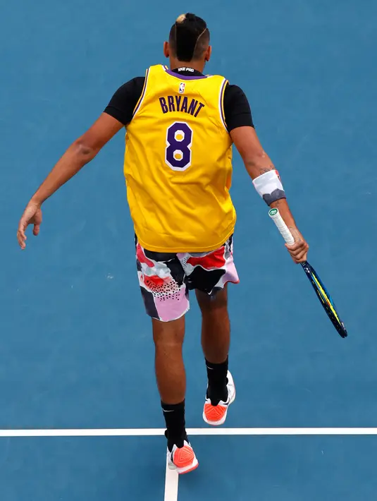 Petenis Australia, Nick Kyrgios mengenakan jersey basket Kobe Bryant saat melawan Rafael Nadal dari Spanyol pada babak keempat Australia Terbuka 2020 di Melbourne, Senin (27/1/2020). Para petenis yang meramaikan Australia Terbuka 2020 turut berbelasungkawa atas kepergian Kobe Bryant. (AP/Andy Wong)