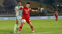 Pemain asing Persis Solo, Sho Yamamoto, saat berusaha melindungi bola dan rebutan pemain PSBS Biak pada pertandingan pekan ke-15 BRI Liga 1 2024/2025 di Stadion Manahan, Solo, Senin (16/12/2024). (Bola.com/Radifa Arsa)