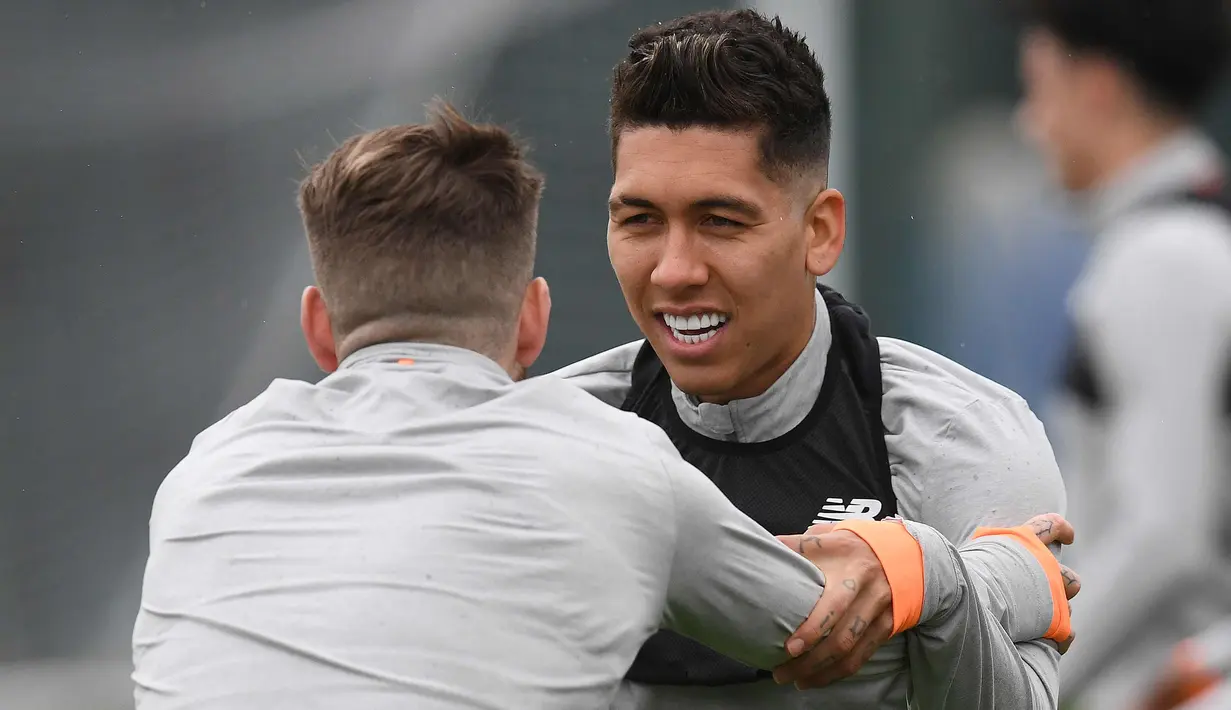 Penyerang Liverpool, Roberto Firmino melakukan pemanasan selama latihan di Melwood di Manchester, Inggris (9/4). Dengan keunggulan 3- 0 di leg pertama, Liverpool siap melaju ke semifinal Liga Champions. (AFP Photo/Paul Ellis)