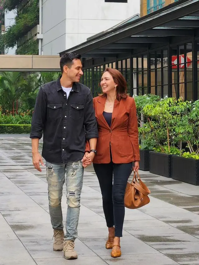 Potret mesra Donna dan Darius bergandengan tangan (Sumber: Instagram/@darius_sinathrya @dagnesia)