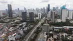 Pemandangan suasana kota Jakarta berlatar gedung-gedung bertingkat, Jumat (10/1/2025). (Liputan6.com/Angga Yuniar)