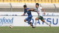 Pemain Persib Bandung U-19, Reno Saputra (kiri) mencoba melewati adangan pemain PS TNI U-19 pada lanjutan Liga 1 2017 U-19 di Stadion Si Jalak Harupat, Sabtu (05/8/2017). Persib Bandung U-19 menang 1-0. (Bola.com/Nicklas Hanoatubun)