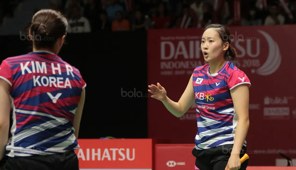 Chae Yoo-jung (kanan) mengatur strategi bersama    Kim Hye-rin saat melawan Greysia/Apriyani pada perempatfinal Daihatsu Indonesia Master 2018 di Istora Senayan, Kamis (26/1/2018). Greysia/Apriyani menang 21-16,21-15 (Bola.com/Nick Hanoatubun)