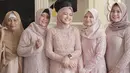 Selain Arafah, keluarganya pun juga mengenakan kebaya warna senada. (Instagram/arafahrianti).