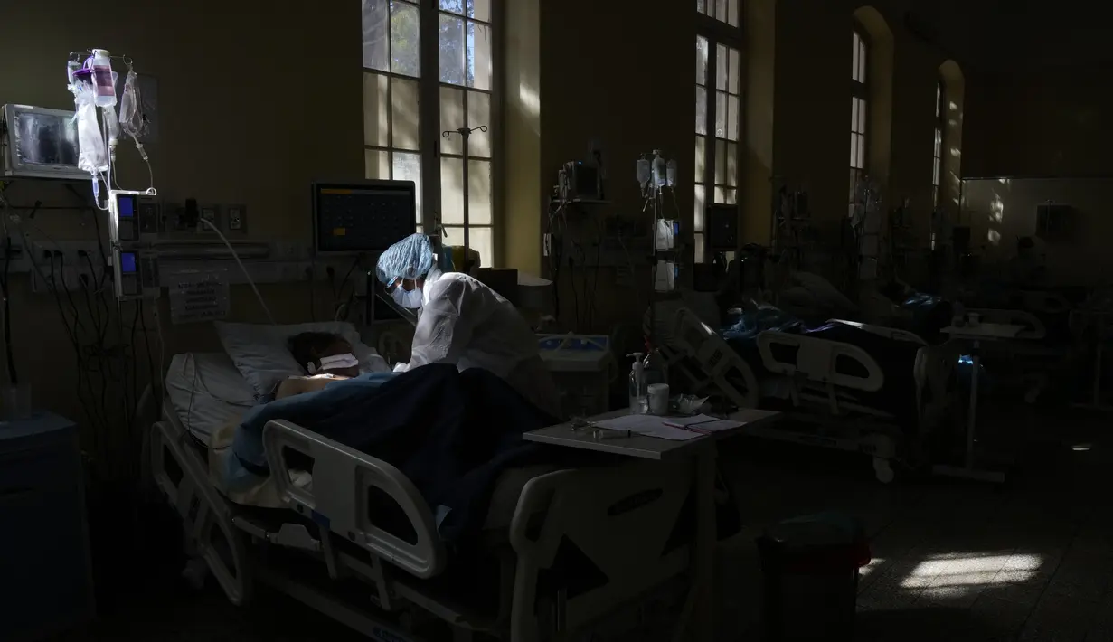 Seorang pekerja medis merawat pasien COVID-19 di ICU Rumah Sakit Umum di La Paz, Bolivia, Rabu (23/6/2021). Bolivia mengalami gelombang ketiga pandemi virus corona (COVID-19), menurut otoritas kesehatan. (AP Photo/Juan Karita)