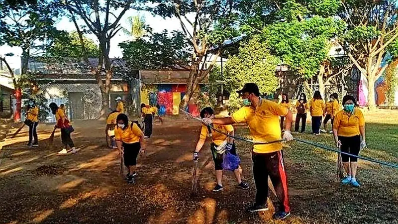 Jemaat katolik bersihkan lokasi salat Idul Adha umat muslim di Makassar (Fauzan/Liputan6.com)