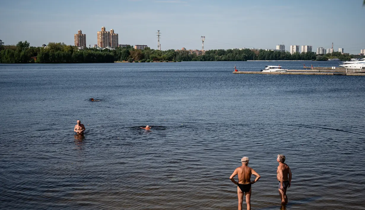 Sejumlah warga Rusia mendinginkan diri di Sungai Moskva seiring suhu udara mendekati 31 derajat celcius di Moskow (31/8/2020). (AFP/DIMITAR DILKOFF)