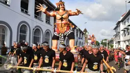 Sebuah Ogoh-ogoh diarak saat Karnaval Lintas Budaya, Semarang, Minggu (27/3). Acara tersebut menjadi kegiatan menarik yang mengakhiri long weekend para wisatawan yang liburan di Kota Semarang. (Foto: Gholib)
