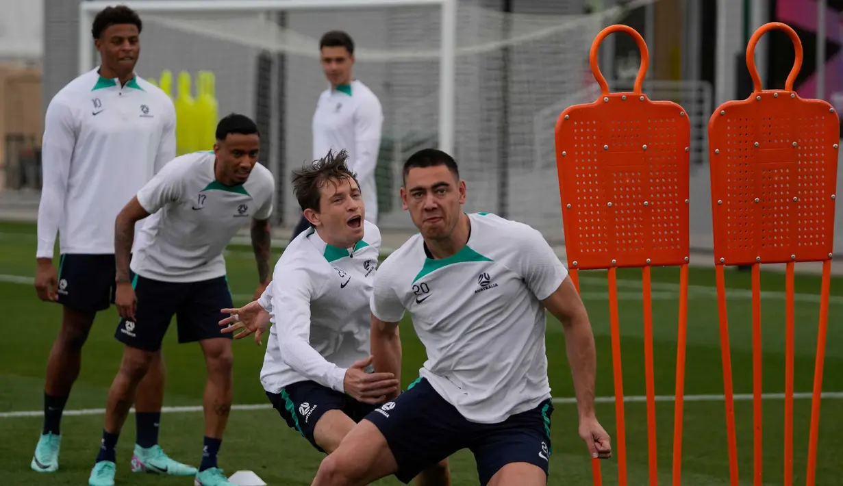 Australia tampil di babak 16 besar Piala Asia 2023 setelah berhasil memuncaki klasemen Grup B penyisihan Piala Asia 2023. (AP Photo/Thanassis Stavrakis)