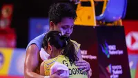 Apriyani Rahayu memeluk Greysia Polii usai menjuarai Yonex Thailand Open 2021 di Impact Arena, Bangkok, Minggu (17/1/2021). (foto: BWF-limited acces)