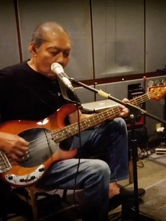 Ia mengaku beberapa kali absen dari kegiatan God Bless setelah sakit. Pria berusia 74 tahun itu masih semangat untuk tampil di bersama grub bandnya yang berusia 50 tahun. [Instagram/godblessrocks]