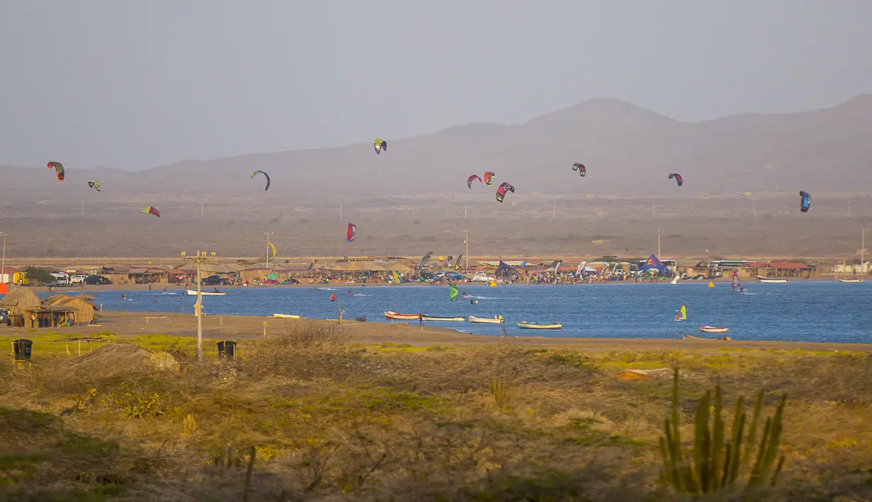 Pemandangan indah pantai tempat penyelenggaraan Kitesurfing  pada ajang Third Kite Addict Kolombia tournamen di Cabo de la Vela, Guajira Departmen, Kolombia, (4/7/2016). (AFP/Joaquin Sarmiento)