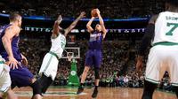 Guard Phoenix Suns, Devin Booker, mencetak 70 saat timnya kalah 120-130 di kandang Boston Celtics dalam lanjutan kompetisi NBA, Jumat (24/3/2017). (Bola.com/Twitter/NBAHistory)